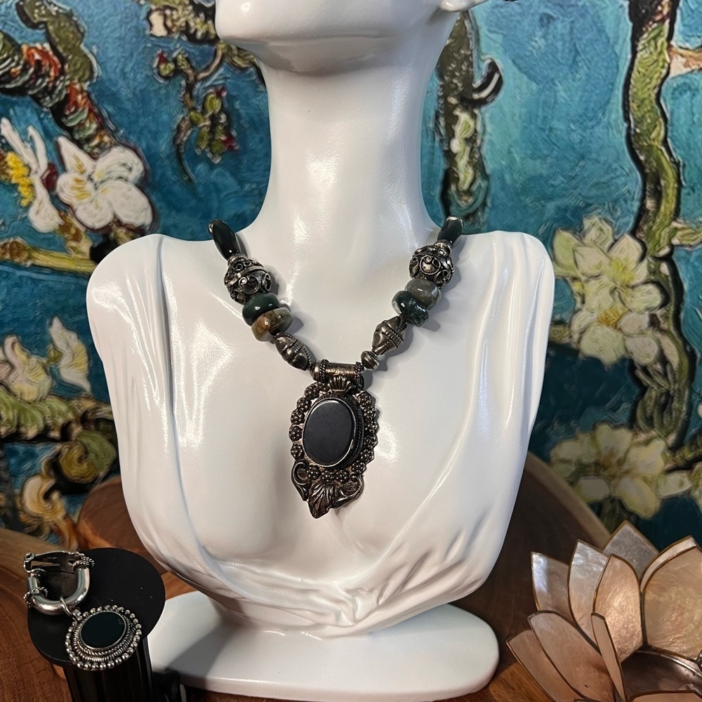 onyx and silver vintage, necklace, clip-on earrings and ring. - Picture 4 of 9